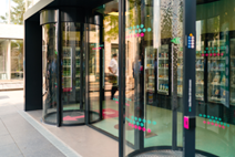 Blick auf die shop.box mit Zu- und Ausgang