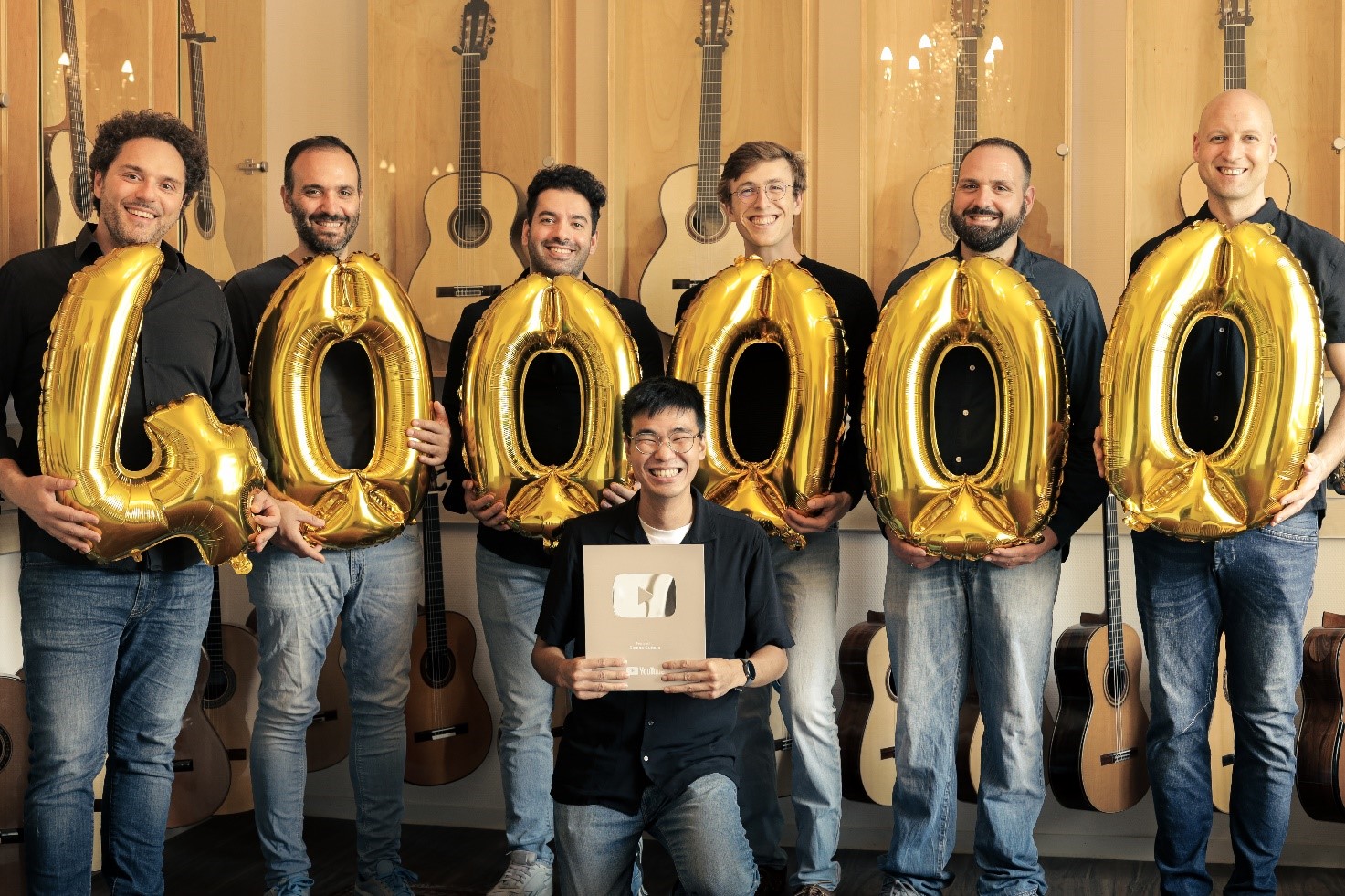 Das Team von Siccas Guitars feiert 400.000 YouTube Abonnentinnen und Abonnenten. (©Siccas Guitars)